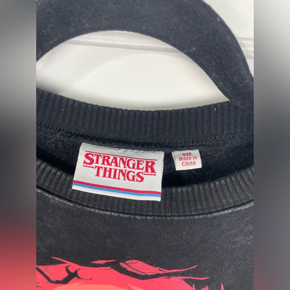 Netflix Stranger Things Season 3 Graphic Crewneck Sweater Size Small Women’s EUC - Picture 6 of 7